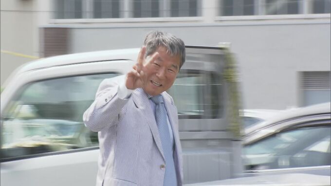 ピースサインで裁判所へ 選挙直前に｢菓子折り｣配った公職選挙法違反の罪 岐阜･本巣市議が初公判で起訴内容を否認 ｢違法行為に当たるのかは大きな疑問｣|TBS NEWS DIG