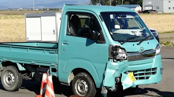軽乗用車と軽トラックが衝突、フロント部分が大破　軽乗用車に同乗の男性が意識不明　それぞれの運転手の高齢とみられる男女2人も負傷　北海道岩見沢市　|　北海道のニュース｜HBC北海道放送