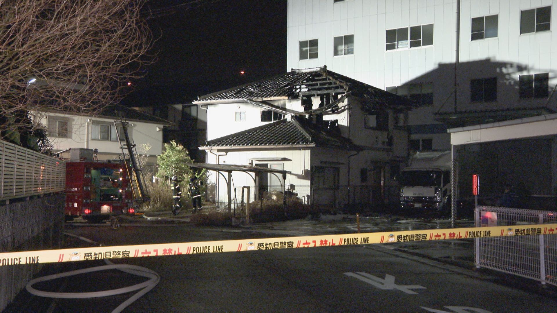 住宅火災で60代くらいの女性が死亡　2人暮らしの妻と連絡とれず 「2階から煙が見える」と未明に通報