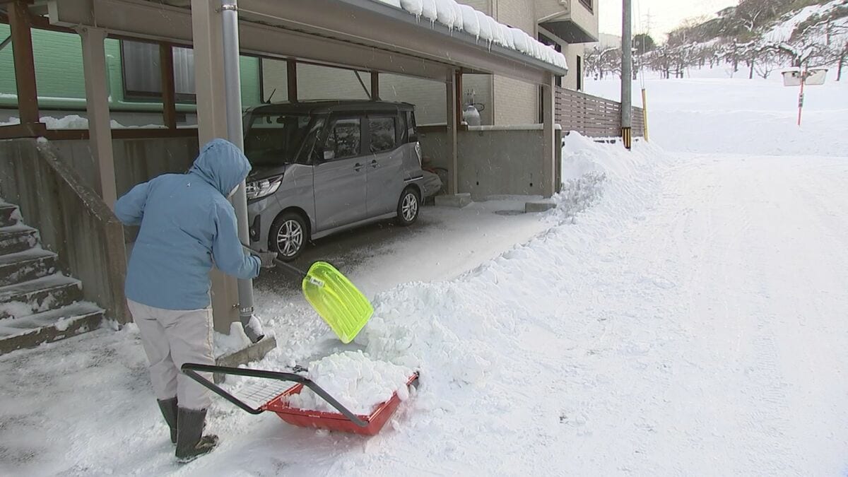 雪かきに追われる岩手 秋田新幹線運転見合わせなど大雪による交通障害