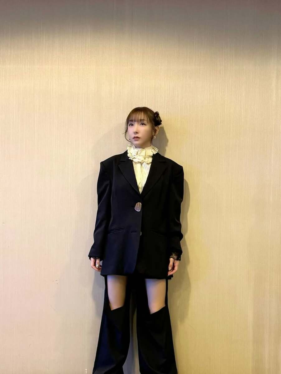 加護亜依 】 モノトーンのシックな装いでファンを魅了 トークショーで