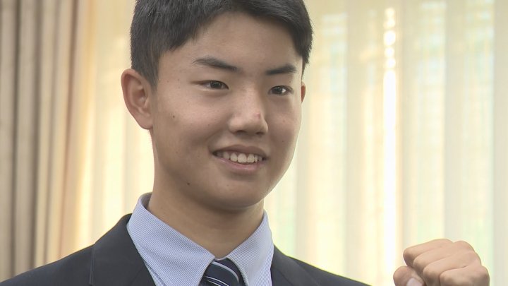 「200勝できるような投手に」鈴木蓮吾投手にヤクルトがドラフト指名あいさつ　山梨・東海大甲府高校