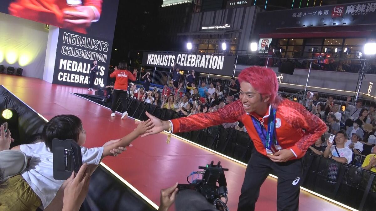 アジア大会のメダリストがファンの前に…名古屋のランウェイに登場 喜び分かち合う
