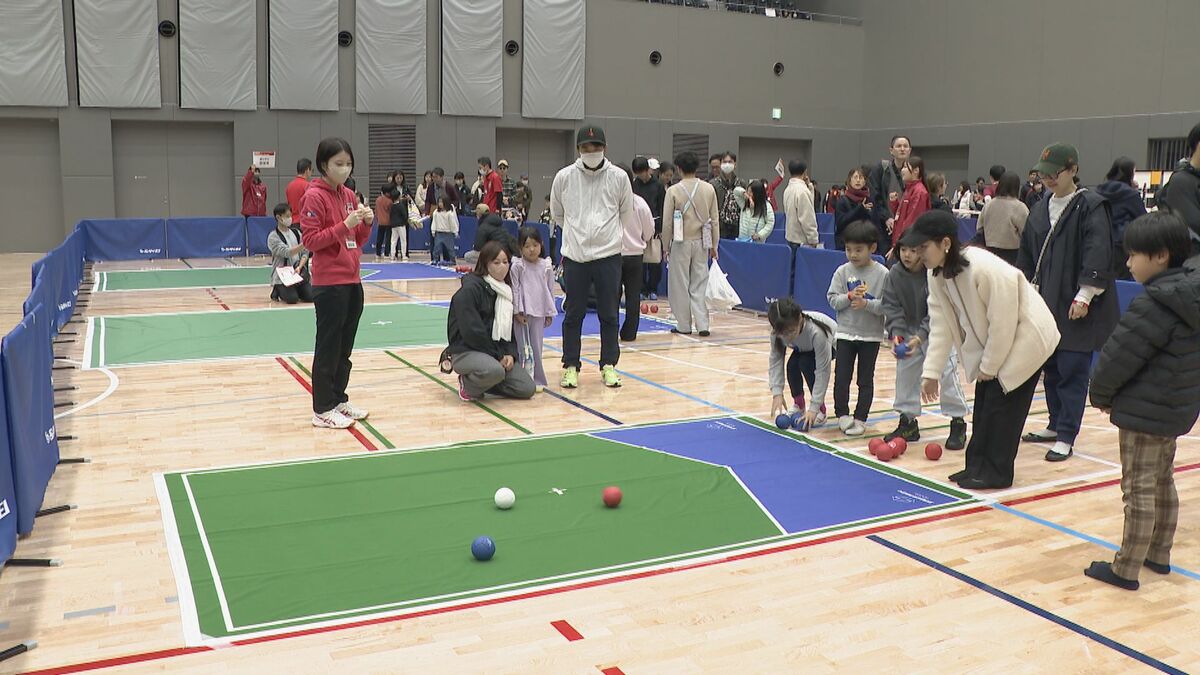 スポーツ体験イベントでアジア大会の機運醸成 「セパタクロー」や「ボッチャ」などに挑戦する多くの子どもでにぎわう 名古屋・北区の愛知国際アリーナ
