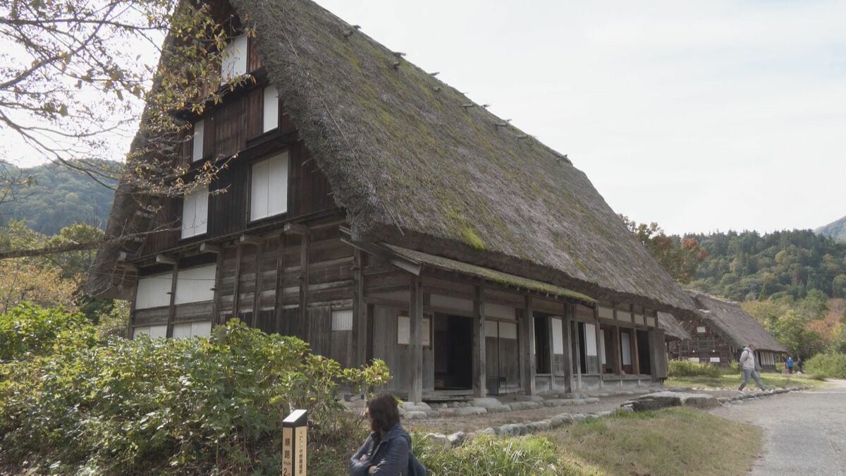 相次ぐクマの出没で恒例の“紅葉のライトアップ”中止に…岐阜・白川村「合掌造り民家園」