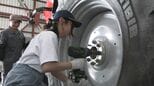 この液体はどっち? オイルや燃料の性質を理解 県立農業大学校の学生が農業機械の整備実習に取り組む 岩手・北上市|TBS NEWS DIG