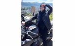 【 彩雪 】 バイクと笑顔ショット 「免許取って本当によかった!これからもいろんなところに行きたい!」|TBS NEWS DIG