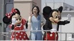 青森で8年ぶりのディズニーパレード　ぬいぐるみ生地の「ダッフィーバス」も展示　観客はミッキーたちに感激「幸福感がすごい」　青森県青森市|TBS NEWS DIG