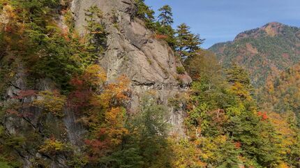 高さ100メートル！断崖絶壁の登山道をゆく…360度カメラがとらえた黒部