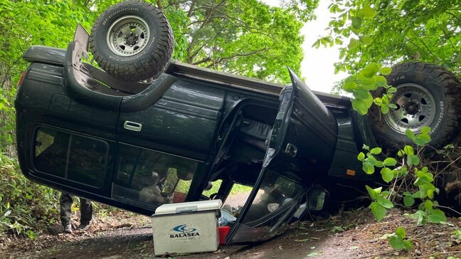 「道路脇の溝にハンドルを取られた」RV車が横転しフロント部分が大破 運転していた40代男性は額と腰にけが「柔道の技を食らったような、ぐるんと」北海道函館市|TBS NEWS DIG
