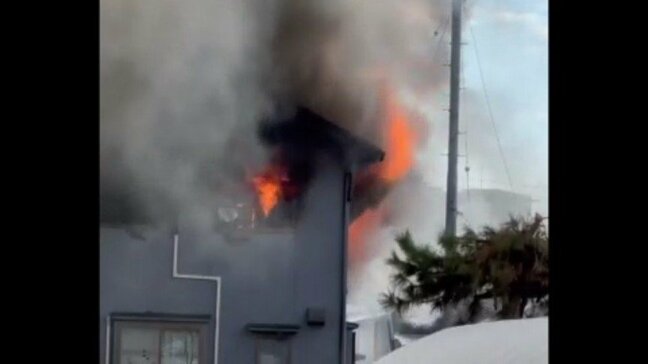 「窓から炎が見える」住宅で火事 消火活動続く 1人やけど病院搬送【愛媛・松山】|TBS NEWS DIG