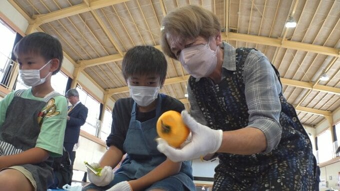 小学生がころ柿作りにチャレンジ　地域の人に教わりながら600個以上の柿の皮をむく　甲州・井尻小|TBS NEWS DIG