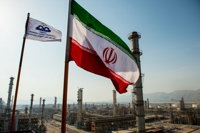 原油急伸、ブレント90ドル上回る－米国軍がイランの発射装置を攻撃