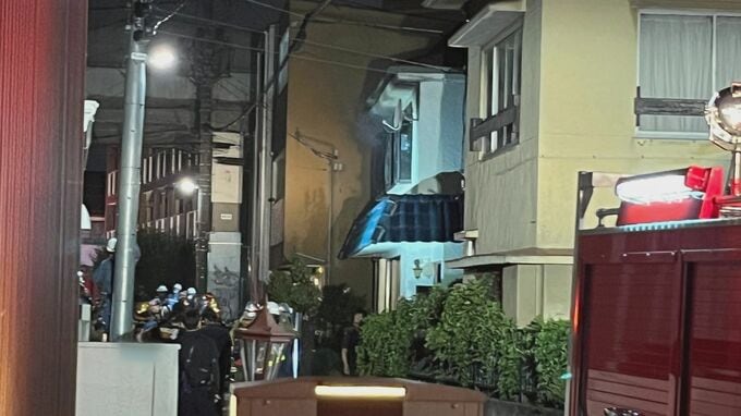 木造2階建て住宅で火事　火元の住宅から救助された男性が意識のない状態で病院に搬送　東京・目黒区中央町|TBS NEWS DIG