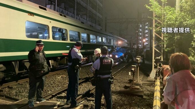 【速報】遮断機が下りている踏切に車が進入…　南海貝塚駅近くの踏切で特急「サザン」と車が接触　運転の女性が死亡　車は数十mほど列車に引きずられ…　現在はなんば～春木と貝塚～和歌山市で折り返し運転|TBS NEWS DIG