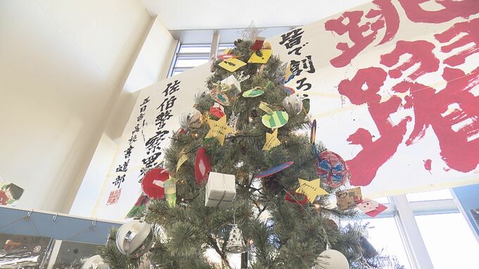 子どもたちがクリスマスツリーに交通安全の願い 「事故が減りますように」 警察署でクリスマスイベント　|　RCC NEWS | 広島ニュース | RCC中国放送