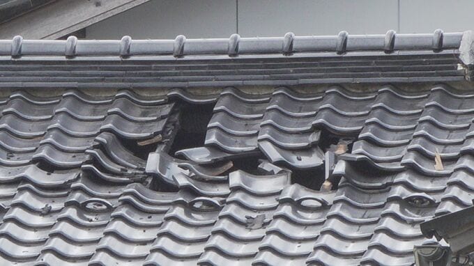 「爆弾が落ちるようなすごい音」落雷で屋根に穴が“ぽっかり” 住宅の一部焼ける|TBS NEWS DIG