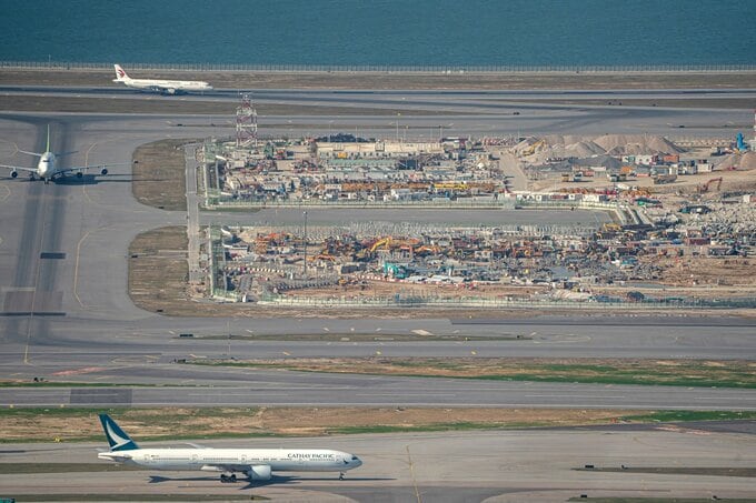 香港国際空港でエミレーツ航空貨物機が海に滑落、2人死亡