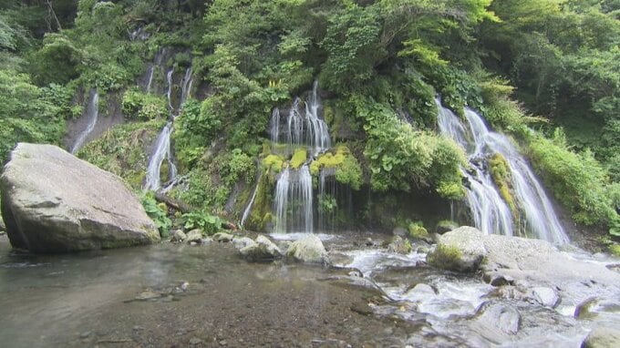 “涼を求めて”　「竜が水を吐くように流れる」　北杜市・吐竜の滝|TBS NEWS DIG