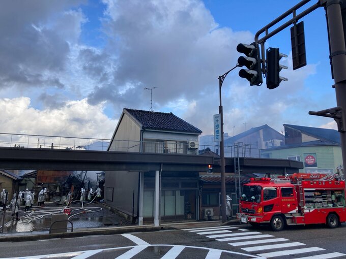 富山県高岡市片原横町で火事 消火活動続く 11日午前9時45分時点　　|　富山のニュース｜天気・防災｜チューリップテレビ