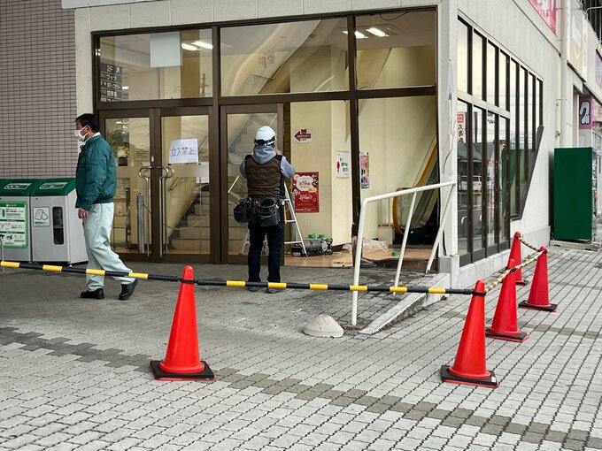 【続報】車止めに衝突、さらに窓ガラスに…80代女性運転の車が店舗に突っ込む　福島　|　福島のニュース│TUF