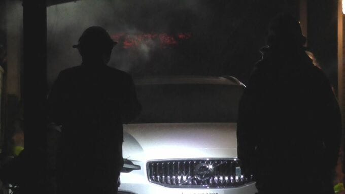 「カーポートの車から煙」消火活動続く　鹿児島市石谷町・松元IC近くの住宅地|TBS NEWS DIG