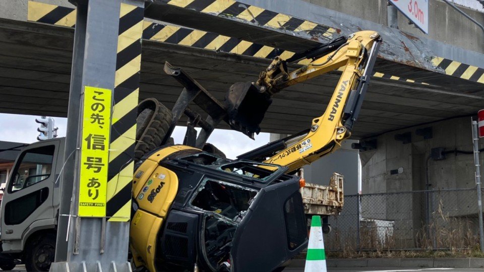 高さ制限見誤り…重機を積んだトラックが高架を潜れず激突 けが人なし