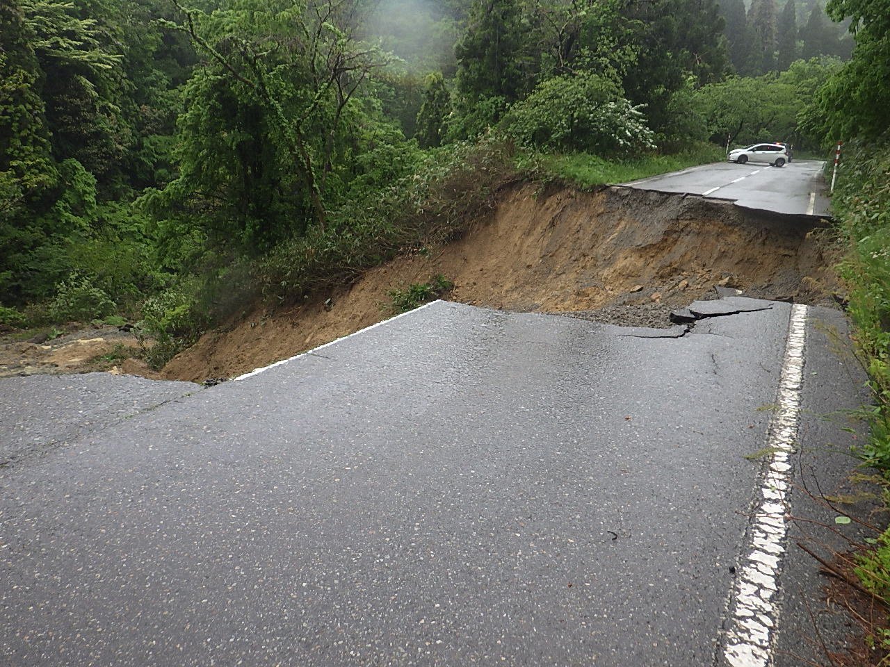 富山市婦中町で県道が崩落 道路下の斜面が長さ30メートにわたり崩れる