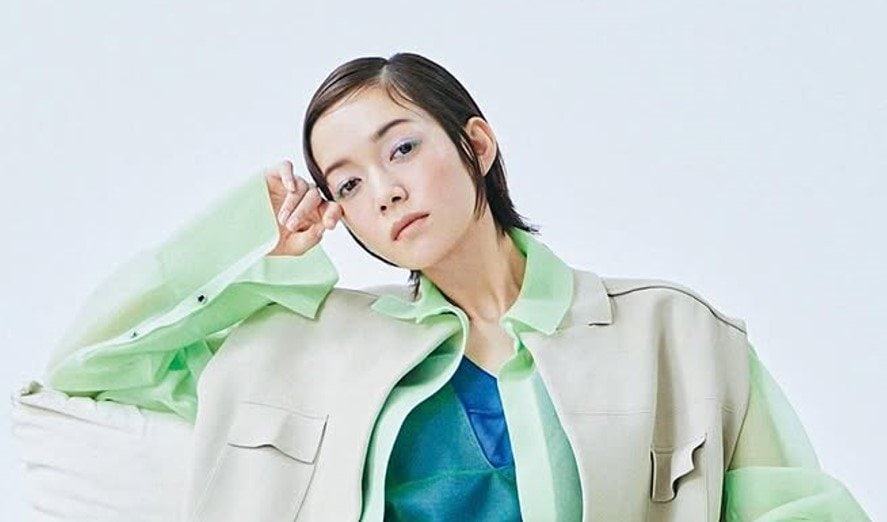 【美品】佐藤栞里着用 ナゴンスタンス フレアモッズコート 希少緑 グリーン　36 佐藤栞里 】 「キラキラと輝くバッグと撮影していたら なんだか宇宙