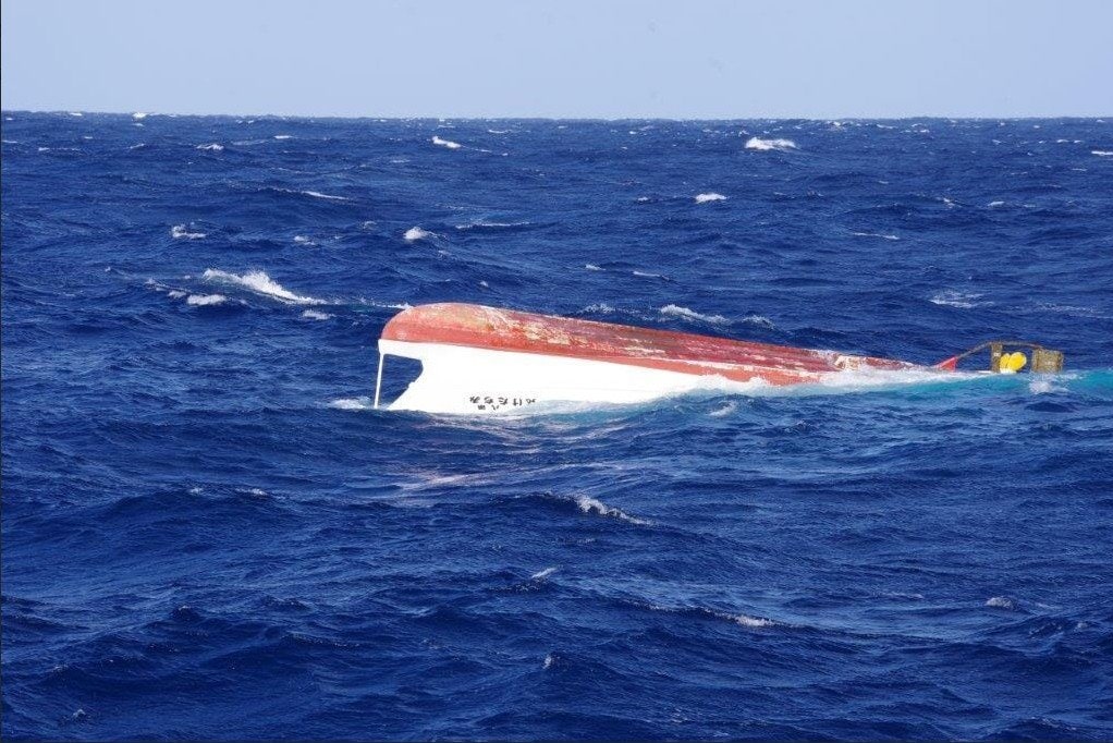 沖縄・宮古島の南で漁船が転覆　日本人とインドネシア人の乗員2人が行方不明