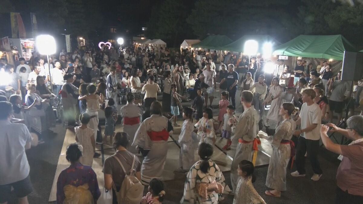 涼しい夜に楽しむ陣屋前“夜市”　ライトアップされた広場・みたらし団子や綿菓子に「紙絵馬」も…岐阜・高山