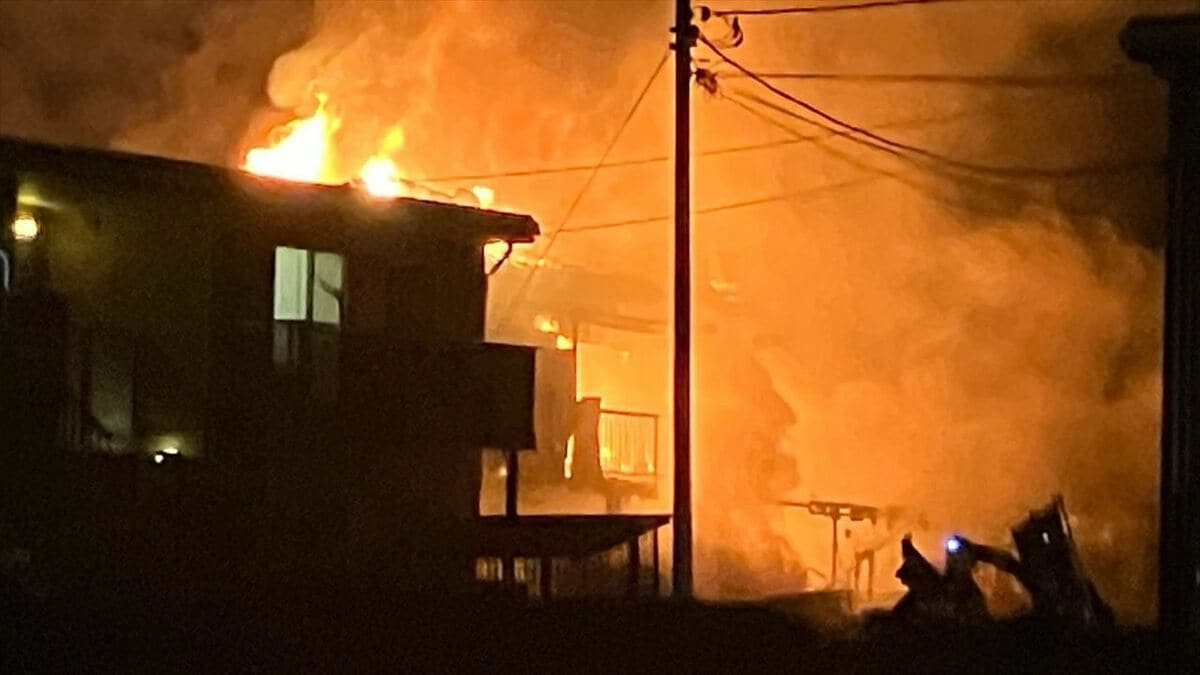 【速報】住宅街で夜に建物火災　現在も延焼中