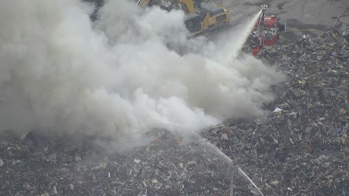 ｢野積みの金属スクラップが燃えている｣ 大同特殊鋼 工場敷地内で火事 12時間以上経過も鎮火せず… 愛知･東海市
