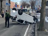 ひっくり返った乗用車から男性運転手救助 縁石に乗り上げ横転、命に別状なし 福島|TBS NEWS DIG
