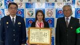 肩を叩いて「待って」と伝えるも、還付金詐欺で振り込み操作を止めない高齢女性 女性を守った郵便局員たちが取った行動とは | 沖縄のニュース|RBC 琉球放送