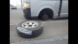 走行中のワゴン車からタイヤ1本が脱落 国道沿いの建物や駐車していた車に衝突 けが人なし 北海道名寄市 | 北海道のニュース|HBC北海道放送