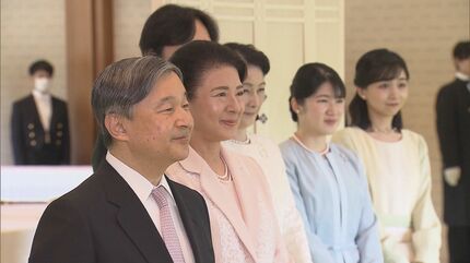 天皇皇后両陛下 日本芸術院新会員の十一代大樋長左衛門氏らと茶会