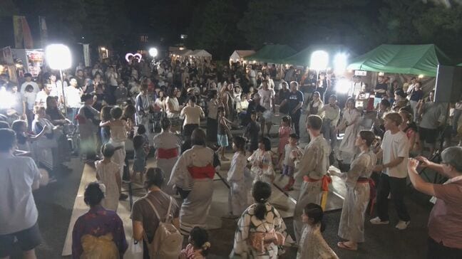 涼しい夜に楽しむ陣屋前“夜市”　ライトアップされた広場・みたらし団子や綿菓子に「紙絵馬」も…岐阜・高山|TBS NEWS DIG