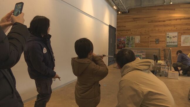 野生動物の捕獲や園内の動物の治療にも使われる「吹き矢」を 動物公園の来園者が体験 盛岡市|TBS NEWS DIG