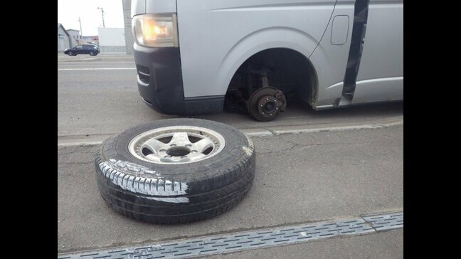 走行中のワゴン車からタイヤ1本が脱落　国道沿いの建物や駐車していた車に衝突　けが人なし　北海道名寄市|TBS NEWS DIG