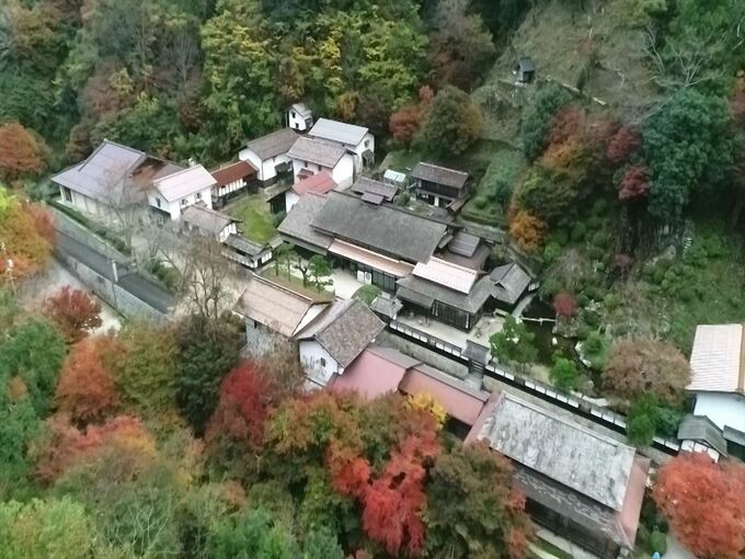 人気ドラマ「VIVANT]のロケ地…戦国時代の武将「塙団右衛門」の末裔「櫻井家住宅」滝と紅葉とのコラボレーション　|　BSSニュース | BSS山陰放送