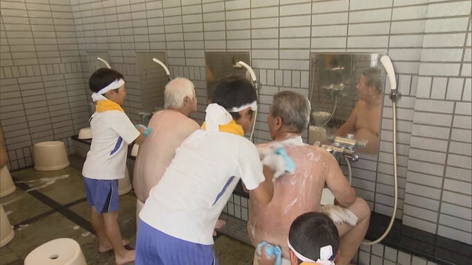 「超気持ちいい」「最高ですね」子供たちが高齢者の背中流す　14年前から続くイベント今年も　福岡　|　福岡のニュース｜RKB NEWS｜RKB毎日放送