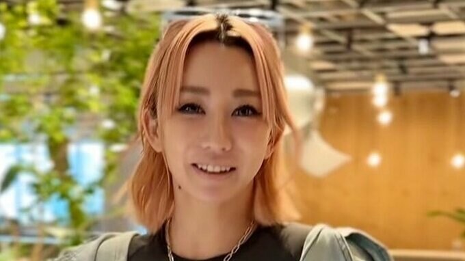 【倖田來未】中国から帰国時にハプニング「帰りの便が遅延してしまいご飯を食べて時間を潰してたら服を汚してしまい、着替えて帰ったのであった。とほほ」|TBS NEWS DIG