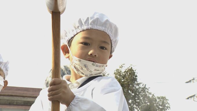 せいろで蒸した「もち米」から触って食べてついて…山口・防府市の幼稚園児らが餅つき大会　|　山口のニュース・天気・防災｜tys NEWS｜ｔｙｓテレビ山口