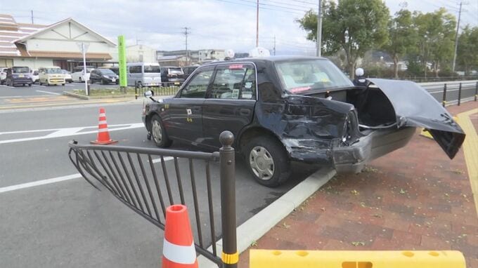 「タクシーが人ごみに突っ込んだ」日曜の美術館が騒然…70代ドライバーが運転するタクシーが暴走　女性をはねトラックに衝突、歩道に乗り上げガードパイプにぶつかりようやく止まる|TBS NEWS DIG