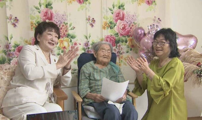 歌うことが大好き107歳のご長寿をお祝い置き時計をプレゼント　仙台|TBS NEWS DIG
