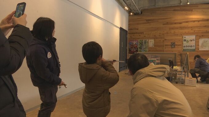 野生動物の捕獲や園内の動物の治療にも使われる「吹き矢」 動物公園の来園者が体験　盛岡市|TBS NEWS DIG