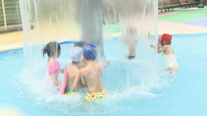 はじける笑顔で滑り台に噴水 園児が初泳ぎでプール満喫　|　石川県のニュース｜MRO北陸放送