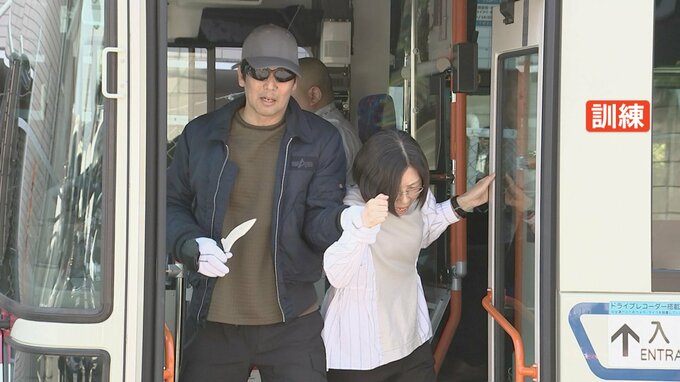 警視庁・埼玉県警・関東バスで“バスジャック”合同対処訓練　警視庁石神井署長「バス会社と警察の連携をさらに強くしていきたい」 東京・練馬区|TBS NEWS DIG