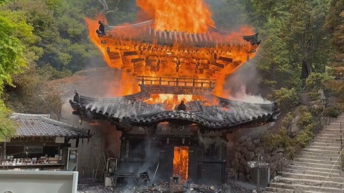 【速報】“消えずの火”の霊火堂が全焼した火事が鎮火　一夜明けた21日に　広島・廿日市市宮島|TBS NEWS DIG